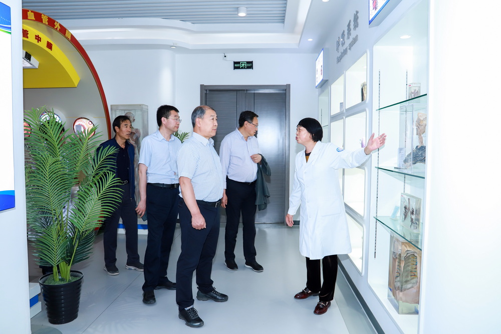 2023年6月7日 原甘肃省卫生和计划生育委员会党组副书记、副主任李存文莅临天游官网调研 (4)_调整大小.jpg