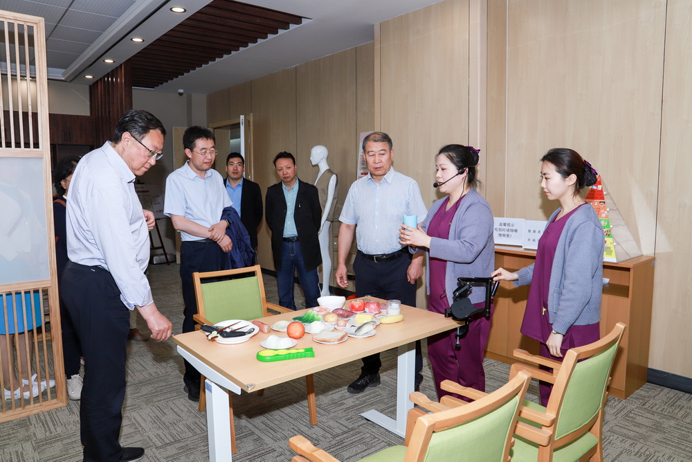 2023年6月7日 原甘肃省卫生和计划生育委员会党组副书记、副主任李存文莅临天游官网调研 (13)_调整大小.jpg